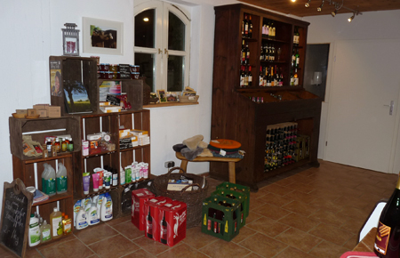 In unserem Hofladen können Sie auch Wein, Säfte und Kosmetikartikel kaufen.